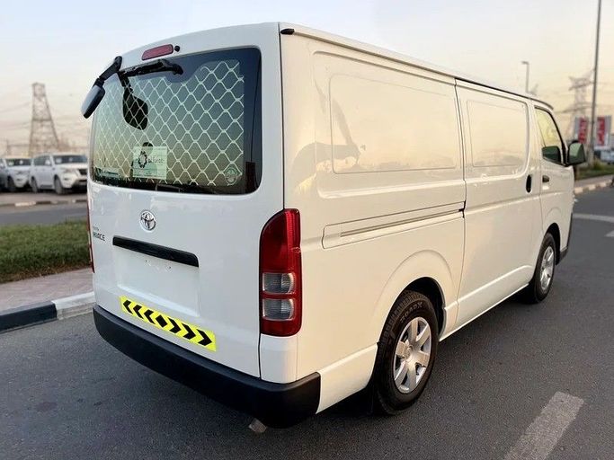 Подержанный Toyota HiAce H200 Рестайлинг, 2.7 л, 2021 в Дубае от Shalimar Белый цвет. GCC | AUTO.AE