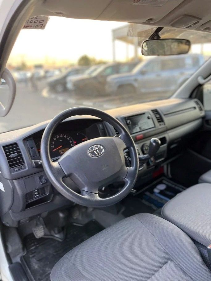 Подержанный Toyota HiAce H200 Рестайлинг, 2.7 л, 2021 в Дубае от Shalimar Белый цвет. GCC | AUTO.AE