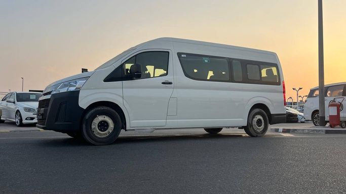 جديدة ⁦Toyota HiAce H300، 3.5 l، 2026⁩ في في الإمارات, دبي من AL NOJOOM CARS، اللون أبيض. مواصفات الخليج | AUTO.AE | إعلان #289649