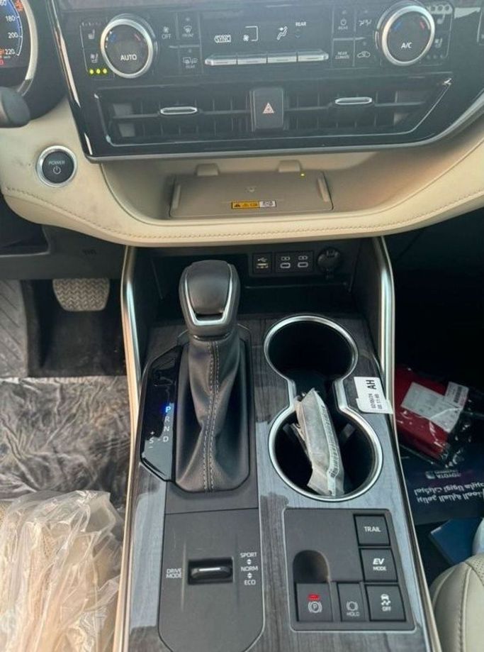 Новый Toyota Highlander IV (U70), 2.5 л, 2024 в Дубае от Mohamed Hakim Motors Серебристый цвет. GCC | AUTO.AE