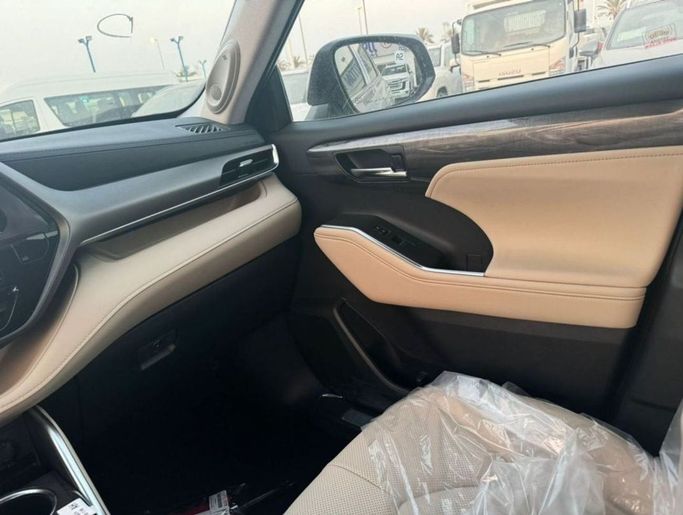 Новый Toyota Highlander IV (U70), 2.5 л, 2024 в Дубае от Mohamed Hakim Motors Серебристый цвет. GCC | AUTO.AE