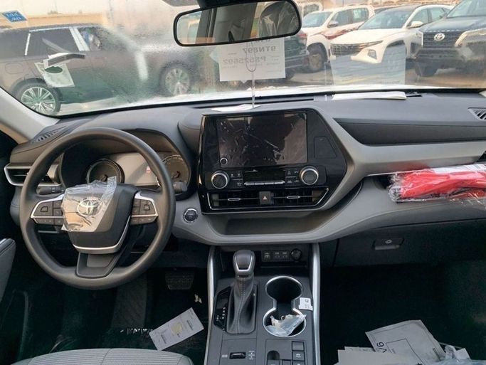 Новый Toyota Highlander IV (U70), 2.5 л, 2024 в Дубае от Mohamed Hakim Motors Белый цвет. GCC | AUTO.AE