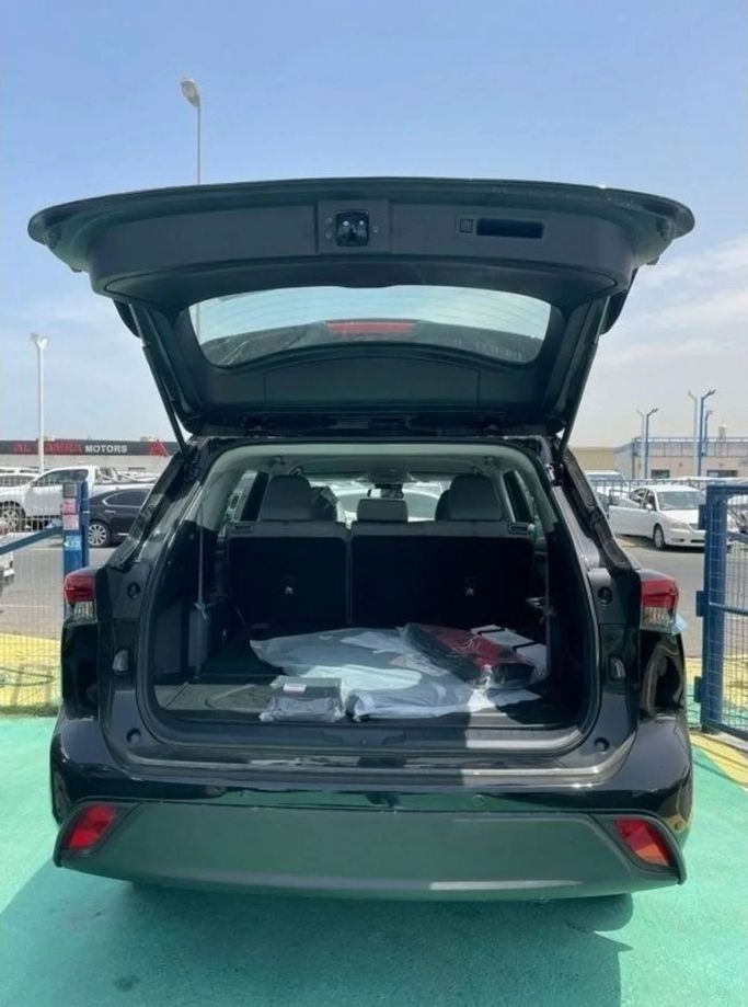 New Toyota Highlander IV (U70), 2.5 l, 2024 in Dubai by Mohamed Hakim Motors, Black color. GCC Specs | AUTO.AE