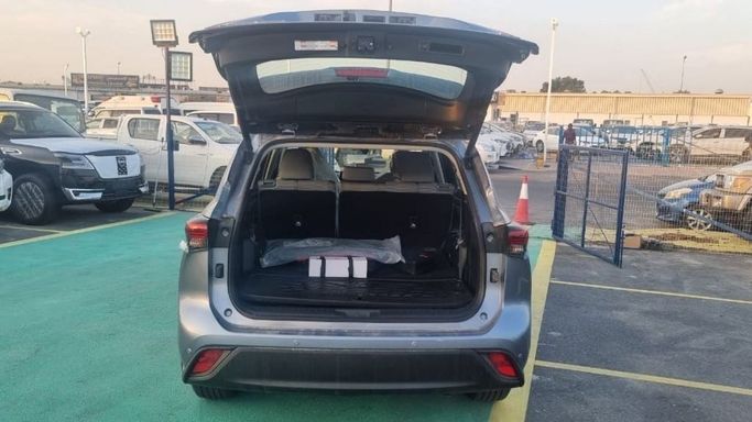 New Toyota Highlander IV (U70), 2.5 l, 2024 in Dubai by Mohamed Hakim Motors, Silver color. GCC Specs | AUTO.AE