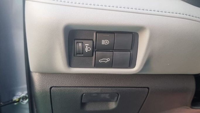 New Toyota Highlander IV (U70), 2.5 l, 2024 in Dubai by Mohamed Hakim Motors, Silver color. GCC Specs | AUTO.AE