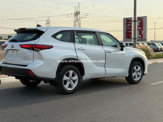 Used Toyota Highlander IV (U70), 2.5 l, 2023 in Dubai by Alhamd Motors, White color. GCC Specs | AUTO.AE