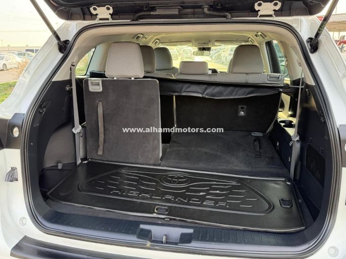 Used Toyota Highlander IV (U70), 2.5 l, 2023 in Dubai by Alhamd Motors, White color. GCC Specs | AUTO.AE