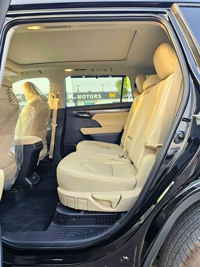 New Toyota Highlander IV (U70), 2.5 l, 2024 in Dubai by SK Motors, Black color. GCC Specs | AUTO.AE