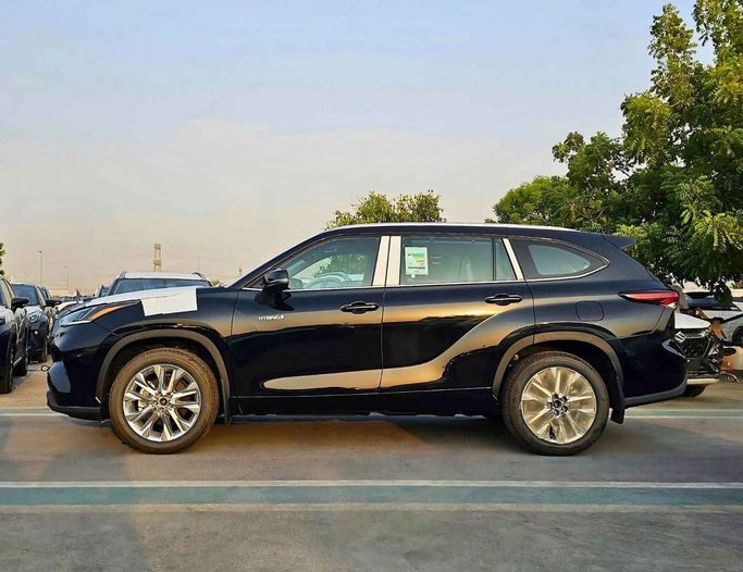 New Toyota Highlander IV (U70), 2.5 l, 2024 in Dubai by SK Motors, Black color. GCC Specs | AUTO.AE