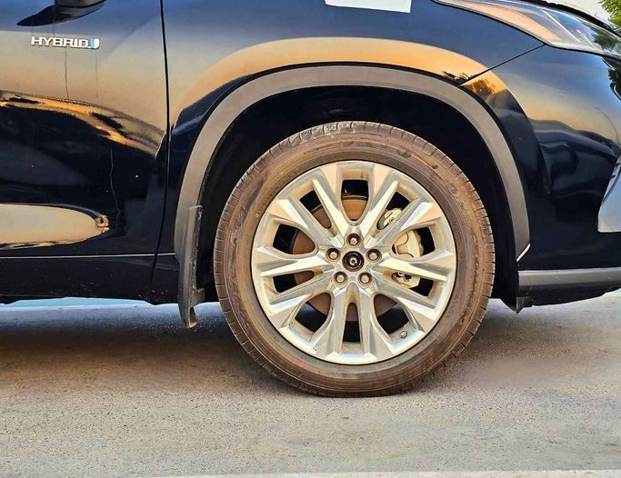 New Toyota Highlander IV (U70), 2.5 l, 2024 in Dubai by SK Motors, Black color. GCC Specs | AUTO.AE