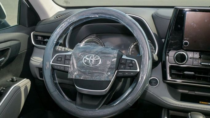 Новый Toyota Highlander IV (U70), 2.5 л, 2024 в Дубае от Najem Motors Белый цвет. GCC | AUTO.AE