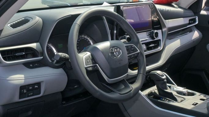 Новый Toyota Highlander IV (U70), 2.5 л, 2024 в Дубае от Najem Motors Черный цвет. GCC | AUTO.AE