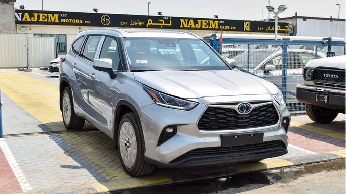 Новый Toyota Highlander IV (U70), 2.5 л, 2024 в Дубае от Najem Motors Серебристый цвет. GCC | AUTO.AE