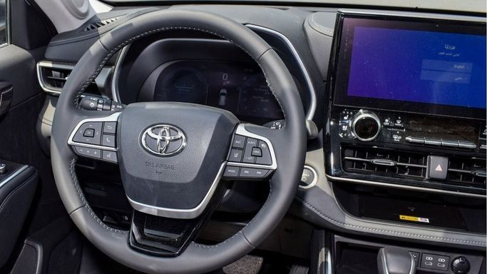 Новый Toyota Highlander IV (U70), 2.5 л, 2024 в Дубае от Najem Motors Серебристый цвет. GCC | AUTO.AE