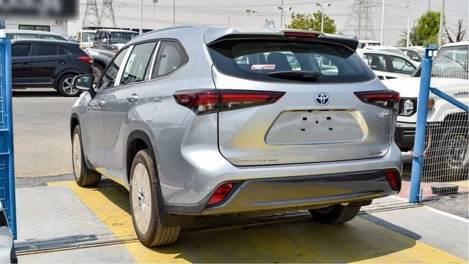 Новый Toyota Highlander IV (U70), 2.5 л, 2024 в Дубае от Najem Motors Серебристый цвет. GCC | AUTO.AE