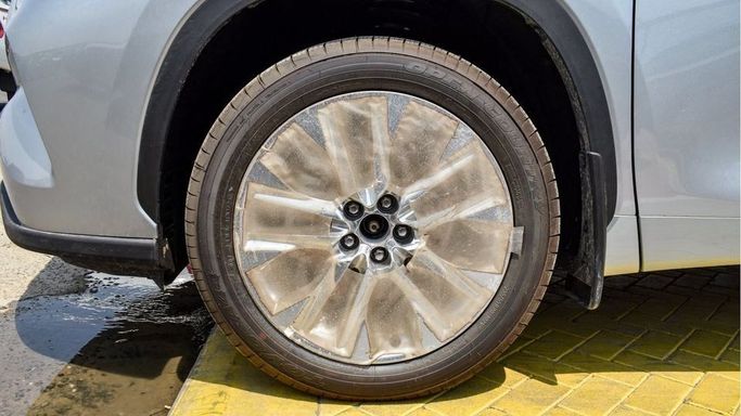 Новый Toyota Highlander IV (U70), 2.5 л, 2024 в Дубае от Najem Motors Серебристый цвет. GCC | AUTO.AE