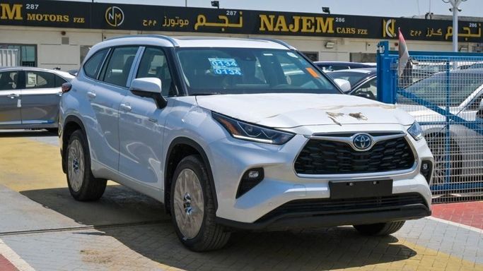 New Toyota Highlander IV (U70), 2.5 l, 2024 in Dubai by Najem Motors, White color. GCC Specs | AUTO.AE
