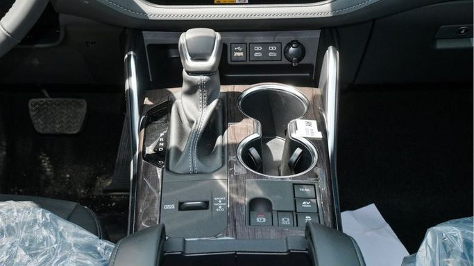 New Toyota Highlander IV (U70), 2.5 l, 2024 in Dubai by Najem Motors, White color. GCC Specs | AUTO.AE