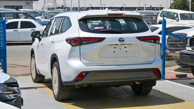 New Toyota Highlander IV (U70), 2.5 l, 2024 in Dubai by Najem Motors, White color. GCC Specs | AUTO.AE