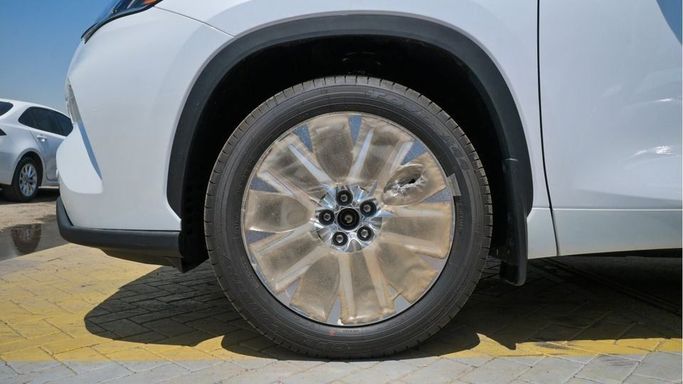 New Toyota Highlander IV (U70), 2.5 l, 2024 in Dubai by Najem Motors, White color. GCC Specs | AUTO.AE