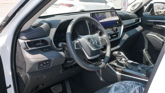 New Toyota Highlander IV (U70), 2.5 l, 2024 in Dubai by Najem Motors, White color. GCC Specs | AUTO.AE