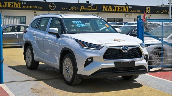New Toyota Highlander IV (U70), 2.5 l, 2024 in Dubai by Najem Motors, White color. GCC Specs | AUTO.AE
