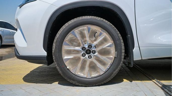 New Toyota Highlander IV (U70), 2.5 l, 2024 in Dubai by Najem Motors, White color. GCC Specs | AUTO.AE