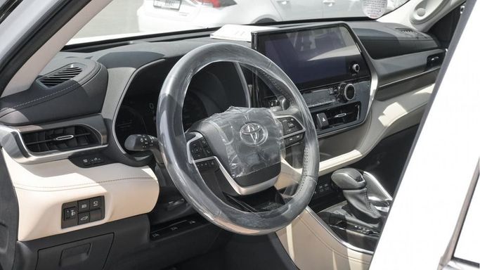 New Toyota Highlander IV (U70), 2.5 l, 2024 in Dubai by Najem Motors, White color. GCC Specs | AUTO.AE