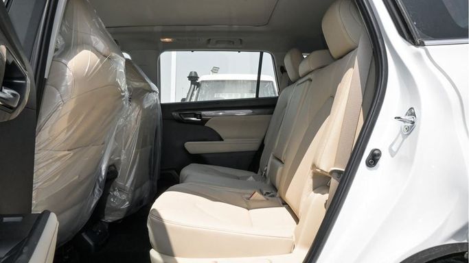 New Toyota Highlander IV (U70), 2.5 l, 2024 in Dubai by Najem Motors, White color. GCC Specs | AUTO.AE