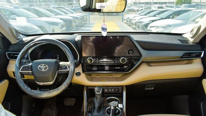 Новый Toyota Highlander IV (U70), 2.5 л, 2023 в Дубае от Najem Motors Белый цвет. GCC | AUTO.AE