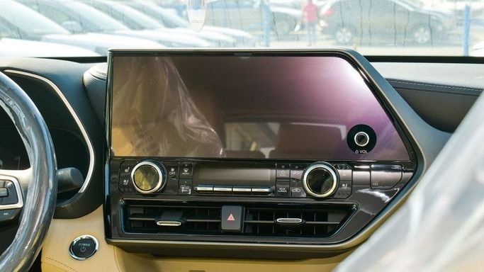 Новый Toyota Highlander IV (U70), 2.5 л, 2023 в Дубае от Najem Motors Белый цвет. GCC | AUTO.AE