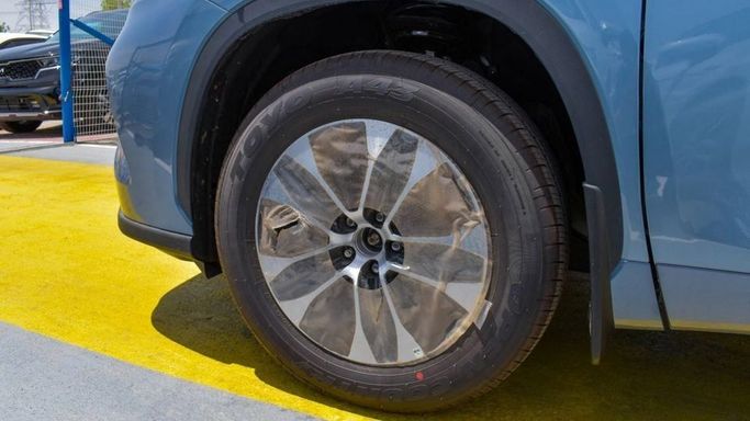 Новый Toyota Highlander IV (U70), 2.5 л, 2023 в Дубае от Najem Motors Серебристый цвет. GCC | AUTO.AE