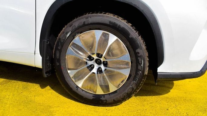 Новый Toyota Highlander IV (U70), 2.5 л, 2023 в Дубае от Najem Motors Белый цвет. GCC | AUTO.AE