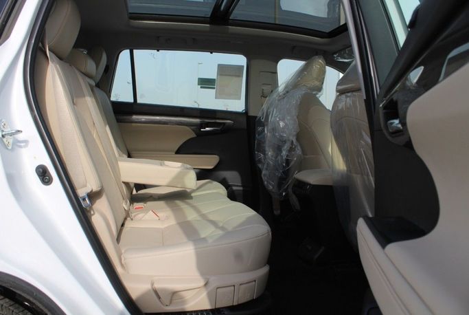 Новый Toyota Highlander IV (U70), 2.5 л, 2023 в Дубае от Titanum Cars Белый цвет. Other | AUTO.AE