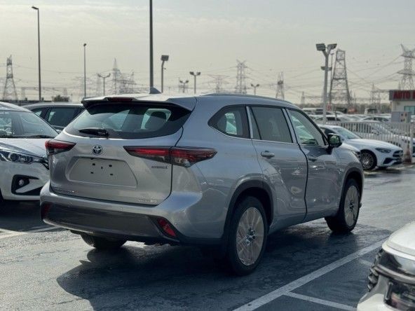 Новый Toyota Highlander IV (U70), 2.5 л, 2024 в Дубае от Titanum Cars Серебристый цвет. Other | AUTO.AE