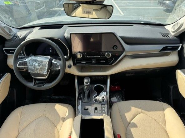 Новый Toyota Highlander IV (U70), 2.5 л, 2024 в Дубае от Titanum Cars Серебристый цвет. Other | AUTO.AE