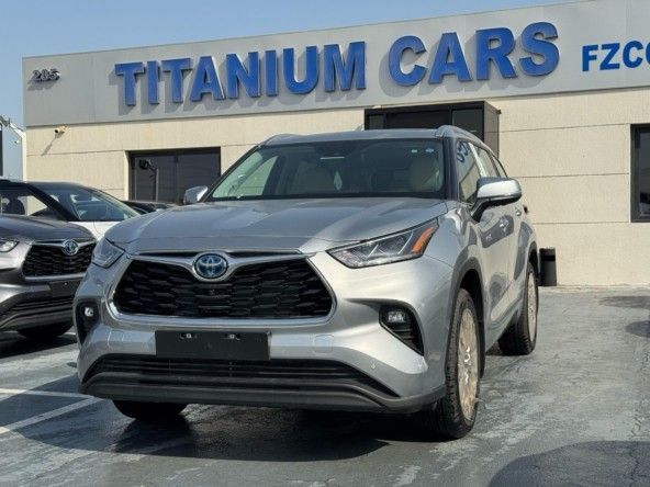 Новый Toyota Highlander IV (U70), 2.5 л, 2024 в Дубае от Titanum Cars Серебристый цвет. Other | AUTO.AE