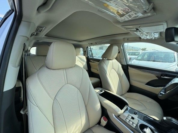 Новый Toyota Highlander IV (U70), 2.5 л, 2024 в Дубае от Titanum Cars Серебристый цвет. Other | AUTO.AE