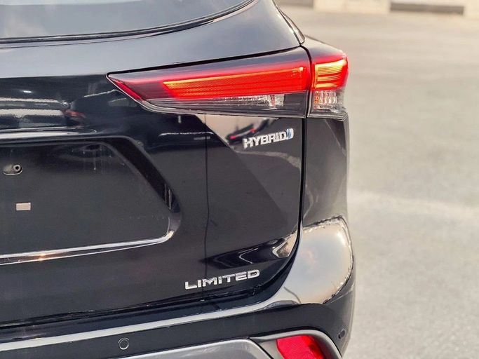 New Toyota Highlander IV (U70), 2.5 l, 2024 in Dubai by Al Rawnaq Motors , Black color. GCC Specs | AUTO.AE