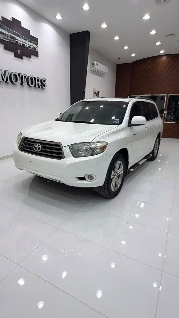 مستعملة Toyota Highlander II (U40), 3.5 l, 2009 في في دبي من F1 Motors، اللون أبيض. المواصفات الأمريكية | AUTO.AE