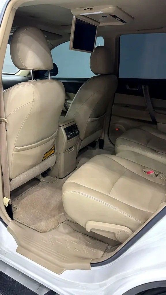 مستعملة Toyota Highlander II (U40), 3.5 l, 2009 في في دبي من F1 Motors، اللون أبيض. المواصفات الأمريكية | AUTO.AE