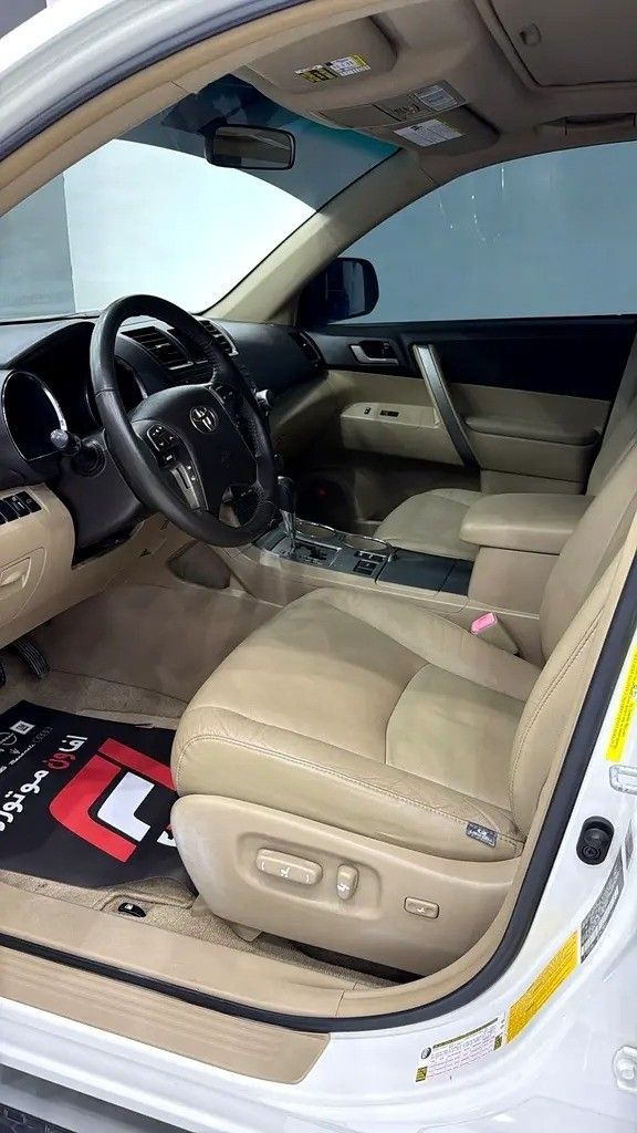 مستعملة Toyota Highlander II (U40), 3.5 l, 2009 في في دبي من F1 Motors، اللون أبيض. المواصفات الأمريكية | AUTO.AE