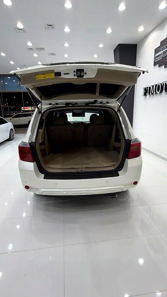 مستعملة Toyota Highlander II (U40), 3.5 l, 2009 في في دبي من F1 Motors، اللون أبيض. المواصفات الأمريكية | AUTO.AE