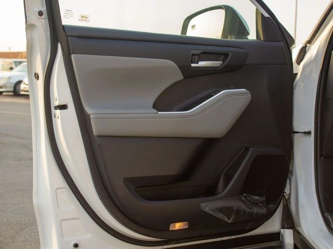 Новый Toyota Highlander IV (U70), 2.5 л, 2025 в Дубае от Al Rawnaq Motors  Белый цвет. GCC | AUTO.AE