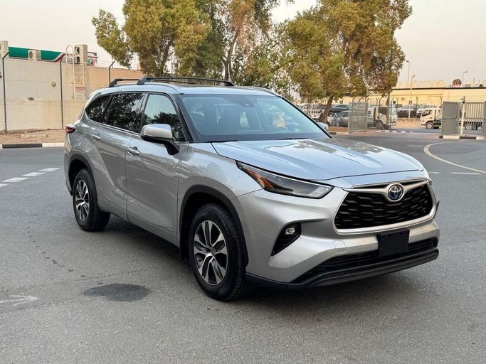 مستعملة Toyota Highlander IV (U70), 2.5 l, 2022 في في دبي من Shamshad Motors FZCO، اللون فضي. المواصفات الأمريكية | AUTO.AE
