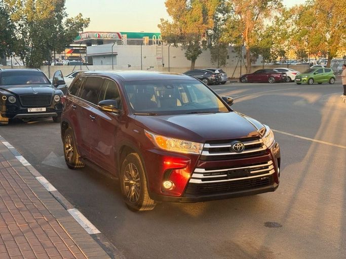 مستعملة Toyota Highlander عملية شد الوجه III (U50), 2.7 l, 2017 في في دبي من Shamshad Motors FZCO، اللون أحمر. المواصفات الأمريكية | AUTO.AE