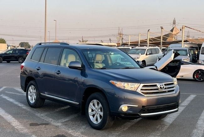 مستعملة Toyota Highlander عملية فيس ليفت II (U40), 2.7 l, 2013 في في دبي من SIKANDAR MOTORS، اللون أزرق. المواصفات الأمريكية | AUTO.AE