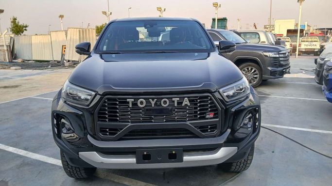Новый Toyota Hilux MHEV VIII Рестайлинг 2, 2.8 л, 2025 в Дубае от Bormela Cars Черный цвет. GCC | AUTO.AE