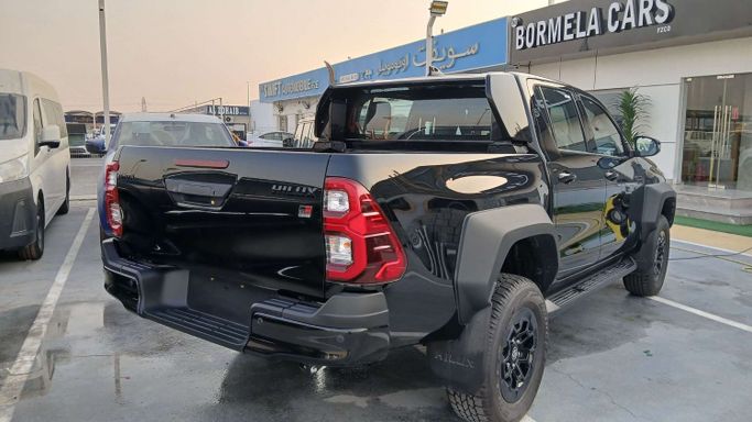 Новый Toyota Hilux MHEV VIII Рестайлинг 2, 2.8 л, 2025 в Дубае от Bormela Cars Черный цвет. GCC | AUTO.AE