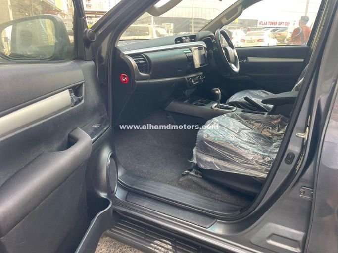 Подержанный Toyota Hilux VIII, 2.8 л, 2016 в Дубае от Alhamd Motors Серый цвет. Other | AUTO.AE